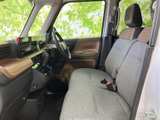 運転席からの視界は広く、運転操作もスムーズに行えます。洗練された内装デザインが、ドライバーの気分を高めます。快適なドライブをお楽しみください。