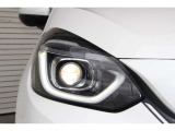 フルLEDヘッドライトで夜間走行の視認性も高く、オートライトは基より、先行車や対向車を検知してハイ/ロービームを自動で切り替える『オートハイビーム』も装備しています。