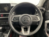 快適な操作性の運転席、ハンドルも綺麗に清掃済みです!もちろん安全を守るエアバッグも装備しているので安心してお乗りいただけます(^^)