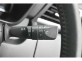 周囲の明るさに連動して、ヘッドライトが点灯・消灯します。ヘッドライトの点け忘れは大きな事故につながりかねません。