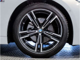 【BMWアロイホイル】軽量かつ強度に拘ったアロイホイル。走行性能ポテンシャルを引き出す設計。車の足元を引き締めてくれる大きなポイントはアロイホイルです。