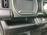 大容量のグローブボックス 車検証や小物を収納可能です