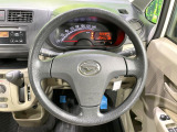 インテリアに合わせたデザインのステアリングは、運転される方のことも考え、運転しやすい形状、大きさです。是非一度、実際に触ってお確かめください。