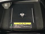 センターコンソールにはワイヤレス充電器を装備してます。Qi(チー)規格対応のスマートフォンなどを置くだけでワイヤレスで充電可能です。またスマートフォンの充電可能なUSB端子なども別途装備しています。