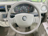 インテリアに合わせたデザインのステアリングは、運転される方のことも考え、運転しやすい形状、大きさです。是非一度、実際に触ってお確かめください。