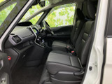 運転席からの視界は広く、運転操作もスムーズに行えます。快適な運転環境を提供します。