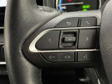 運転中、オーディオの操作をしてて、ハッとしたことはありませんか?ステアリングスイッチは、運転中でもハンドルでオーディオの操作が可能です。安全なドライブをサポートします。
