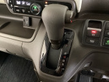 CVT車のセレクトレバーです。低速から高速まで、変速ショックのないスムーズな走りを実現するとともに、エンジン効率のよい領域を維持することで燃費にも貢献します。