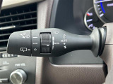 【オートワイパー(AUTO)】雨が降り出した時に、雨滴検出用センサー(レインセンサー)が雨滴を感知すると、自動でワイパーが動作します。