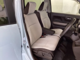 女性でも運転がしやすいようにシートの高さ調整機能(シートリフター)がついています。座面も厚みがあり背もたれも高く、ゆったりくつろいでお乗りいただけるシートです。