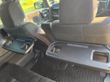 運転席と助手席の後ろにはシートバックテーブルがあり、とても便利です♪