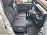 シートリフターは、運転席の座面を上下させて、体格に合わせて調整できる機能です。視界の確保やペダルの操作性、疲れにくさの向上に役に立ちます。