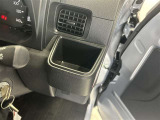 ドリンクホルダー、ちょっとした物も置けるので、便利ですね。