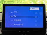 ラジオ、TV、Bluetoothなど多彩なソースに対応。お好みの音楽や番組をクリアな音質でお楽しみいただけます。長距離ドライブも快適に。