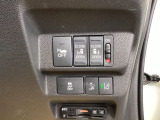 パワースライドドアの開閉はスマートキーのリモコンやドアノブは勿論、運転席側のスイッチ操作でも開閉ができ、安全・簡単です。