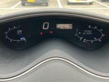 視認性の高いメーター類で、運転に必要な情報を的確に把握できます。運転に集中できる、シンプルで機能的なデザインです。