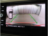 ★ギアをリバースに入れると車両後方とガイドラインが表示され車庫入れ、縦列駐車の際に安全確認をサポートします★