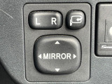 【電動格納ミラー】サイドミラーは電動格納式となっており、狭い駐車場でもキズがつくリスクを抑えられます。