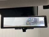 【インテリジェント ルームミラー】車両後方のカメラ映像をミラー面に映し出すので、車内の状況や、天候などに影響されずいつでもクリアな後方視界が得られます!