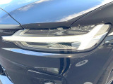 【LEDヘッドライト】ハイビームを先行車や対向車にあてず、その両サイドではハイビーム照射を維持。見える範囲が段違いに広くなりました。北欧神話に登場するトールハンマーをモチーフにデザイン。
