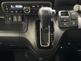CVT車のセレクトレバーです。低速から高速まで、変速ショックのないスムーズな走りとエンジン効率のよい領域を維持して燃費にも貢献します。サイドブレーキはスイッチ操作の電子制御パーキングブレーキです。