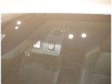 【ドラレコ前】今では車の必需品です。運転中の映像や音声を記録して残します。事故などが起きた場合の証拠になるので、もしもの時に役立ちます。