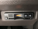 ハンドルの右下にETCがついています。高速道路の料金所の通過も楽々です!。 カードの取り出しもしやすい場所についています。