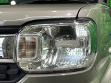 【LEDヘッドライト】悪天候や夜間走行時も良好な視界を確保し安心して運転できる高輝度LEDヘッドライトを装備!点灯速度が早く、消費電力も抑えられています。