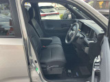 ゆったり座り心地の良い運転席シート、状態も良好です!!!センターアームレストも付いています。