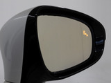 BSM(ブラインドスポットモニタ)!隣の車線を走る車両をレーダーで検知し、ドアミラーでは確認しにくい後側方エリアに存在する車両に加えて、急接近してくる車両も検知します。