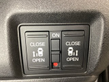 リアドアは乗り降りに便利な両側電動スライドドアです。また運転席に座っていながらスイッチ操作で自在にスライドドアを開け閉めできます。