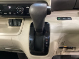 CVT車のセレクトレバーです。低速から高速まで、変速ショックのないスムーズな走りを実現するとともに、エンジン効率のよい領域を維持することで燃費にも貢献します。