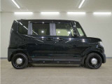 リアには左右スライドドアを採用。狭い駐車場でも開閉しやすく、強風の日でもドアが煽られにくくなっております。小さなお子さまやご年配の方も安心して乗り降りできます。