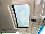 【サンルーフ】開放感たっぷりの希少装備、サンルーフが装着されています!車内に明かりを取り入れたり景色を楽しむ以外にも、車内の空気も簡単に換気できて快適です!