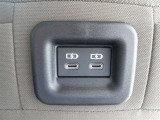 後部座席からも充電ができます!
