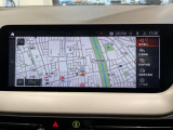 BMWのナビゲーションは操作性も良く、詳細な地図情報と交通状況を見やすく表示し、快適なドライビングをサポートしながら目的地までナビゲートします。