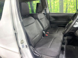 運転席まわりには十分なスペースがあり、大柄な方でもゆったり運転していただける環境です。