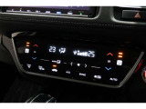 運転席と助手席の温度設定の変更が可能な左右独立タイプのデュアルエアコンです♪♪♪暑がりな人・寒がりな人も誰もが車内を快適にお過ごしいただけます♪♪♪