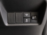 ハンドルの右側にはヘッドライトレベライザーとVSA(ABS+TCS+横滑り抑制)の解除スイッチがついています。ヘッドライトレベライザーは道路状況や積荷の加重に応じてライトの高さを調節できます。