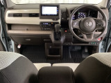 車内は光触媒抗菌消臭施工済です。スタイリッシュなデザインでスポーティなインパネ周りを演出します。グローブボックスやカップホルダーのほかにトレーなどたくさんの収納スペースが付いています。