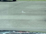 運転視界の遠方上方に虚像を投影することで前を見ながら情報の視認ができます。本当にドライバーが必要な情報を適切に伝え、楽しんで頂くことを考えた新世代装備です。※虚像は2.6m前方に浮かぶイメージです。