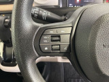 ステアリングにオーディオ操作スイッチが付いています。オーディオ画面に直接タッチしなくても操作が出来ますので、運転に集中できます。