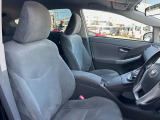 運転席まわりには十分なスペースがあり、大柄な方でもゆったり運転していただける環境です。