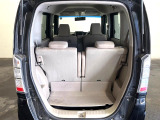 積み下ろしのしやすいデッキにはたっぷりと荷物を積み込んでいただけます。遊びから仕事まで、様々なシーンで頼れます♪