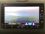 【バックカメラ】運転が苦手な方も車庫入れラクラクです!ギアをリバースに入れれば自動的に切り換わりますので、面倒な操作は不要です♪狭い駐車場もお車を傷つけず安心ですね!