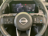 握りやすいステアリングは、長時間の運転でも疲れにくい設計です。操作性にも優れ、快適なドライビングをサポートします。