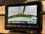 リバースギアに入れるだけで後方の表示へ切り替わります。夜間や雨の日の駐車も楽になりますよ。