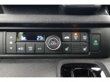 ★エアコンはオートタイプが装着済みです!オートモードにしておけば、車内温度を設定するだけで風の料や吹き出し口の切り替えを機械が行ってくれます!一年中快適な環境を作れますよ♪