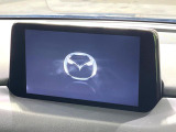 【8.8インチマツダコネクト】車内の雰囲気にマッチした大型のディスプレイ。スマホ接続でのナビ使用やBluetooth再生等、様々な機能が楽しめます。直感的なダイヤル操作が可能で、使い勝手も良好です。