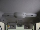 前席上部に付いているスリムサーキュレーターで室内の空気を循環させエアコンの効きをサポート☆後席でも快適にお過ごしいただけます♪